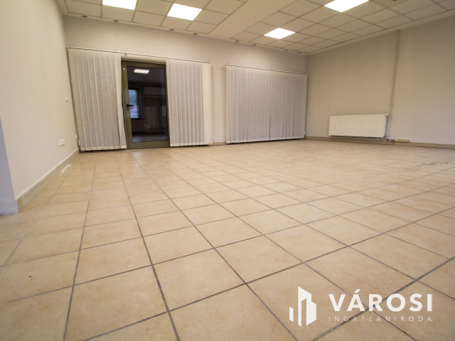 SALGÓ CENTERBEN 110 nm üzlethelyiség kiadó!