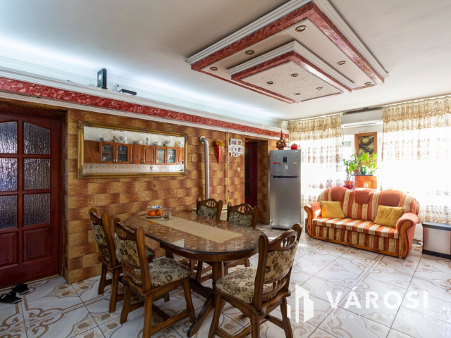 Ide bőröndel lehet költözni, berendezett.