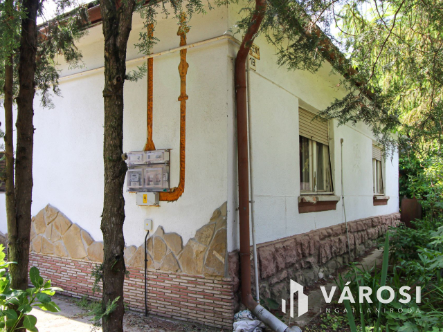 Megosztható telek, két családi házzal Únyon