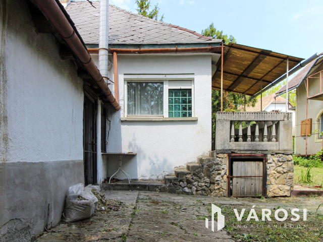 Megosztható telek, két családi házzal Únyon
