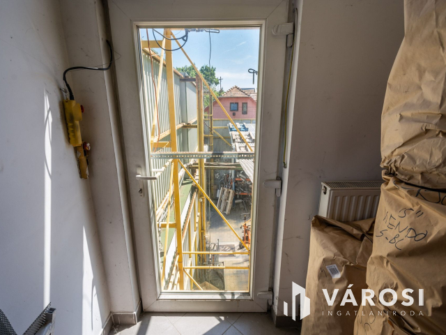 Telephely és raktár az M3 autópálya kivezetőjénél