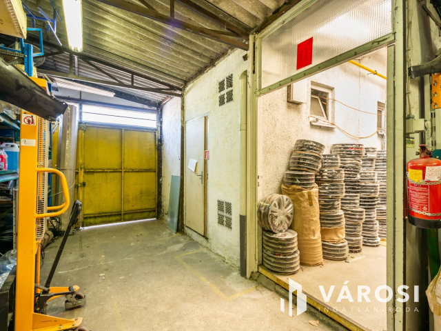 Telephely és raktár az M3 autópálya kivezetőjénél