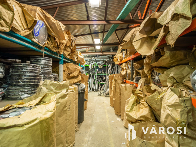 Telephely és raktár az M3 autópálya kivezetőjénél