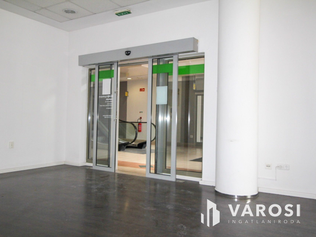 Salgó Center földszintjén 91 nm-es üzlethelyiség kiadó!