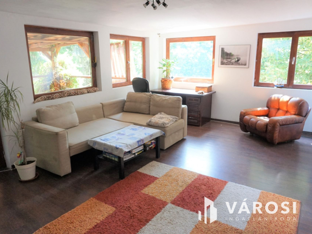 Normafa árnyékában hatalmas telekkel!