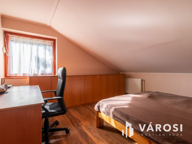 Két szintes családi ház étteremmel, lakás beszámítással