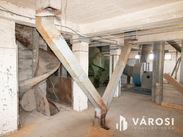 Kiváló adottságú telephely, vasúti iparvágánnyal