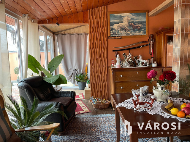 Igényes ház, kis udvarral frekventált helyen eladó