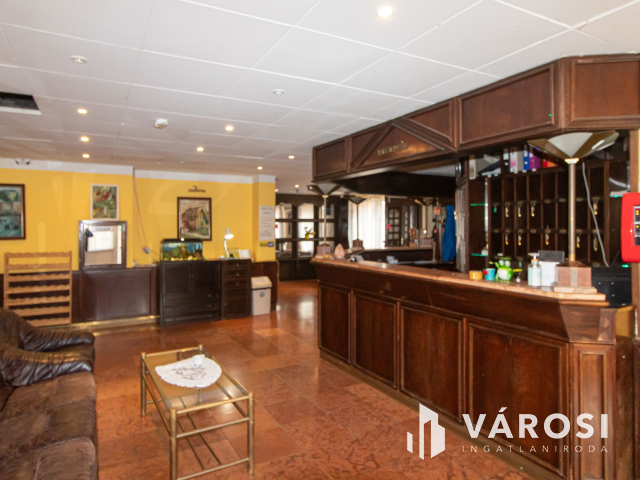 Komárom központi részén Hotel eladó