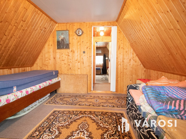 Közművesített vízparti nyaraló központi helyen!