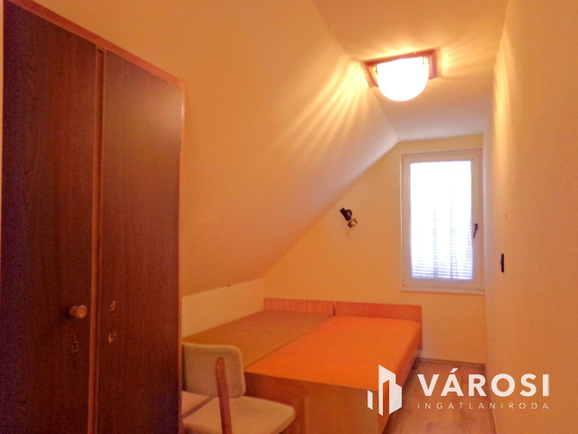 Gyulán belvárosi telek, két családi házzal eladó