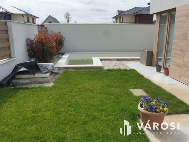 Újszegedi N+4 szobás ház medencével eladó!