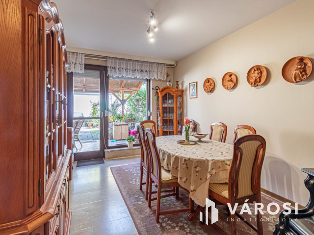 Belvárosi lakás saját kertrésszel