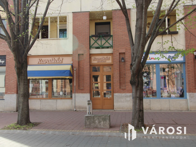 Három üzlethelyiség Szentes központjában