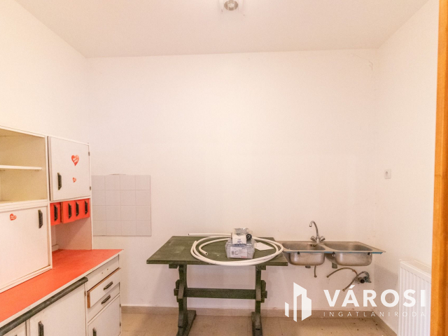 Korszerű épülettel ipari terület eladó!