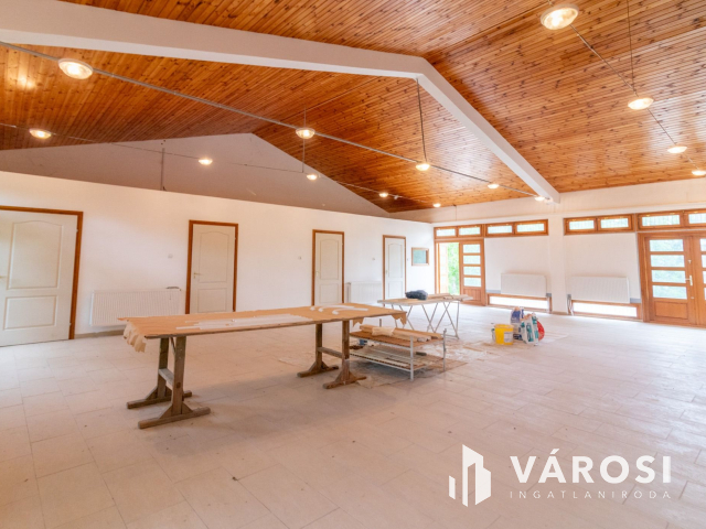 Korszerű épülettel ipari terület eladó!