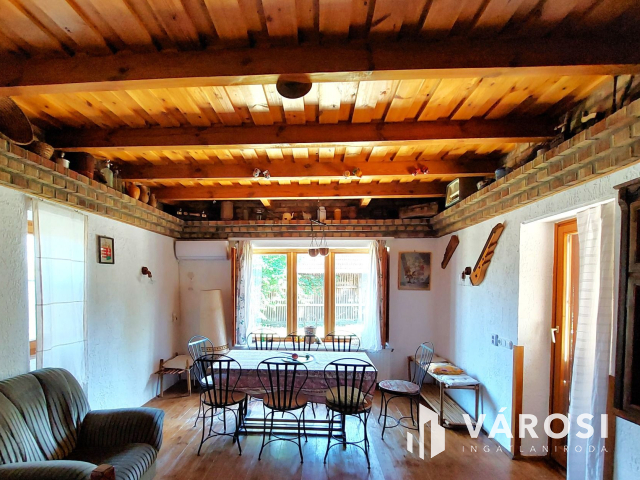 Toszkán hangulatú VíZPARTI HÁZ fürdőövezetben, napelemekkel