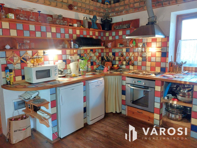 Toszkán hangulatú VíZPARTI HÁZ fürdőövezetben, napelemekkel