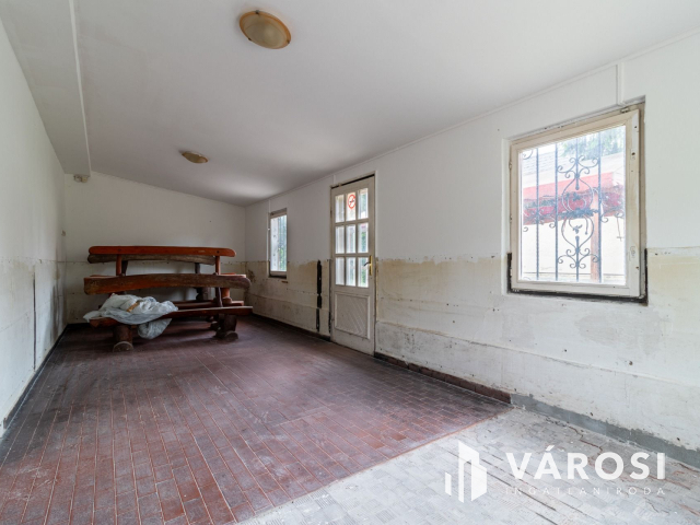 Eladó üzlethelyiség nagy telekkel Bicskén