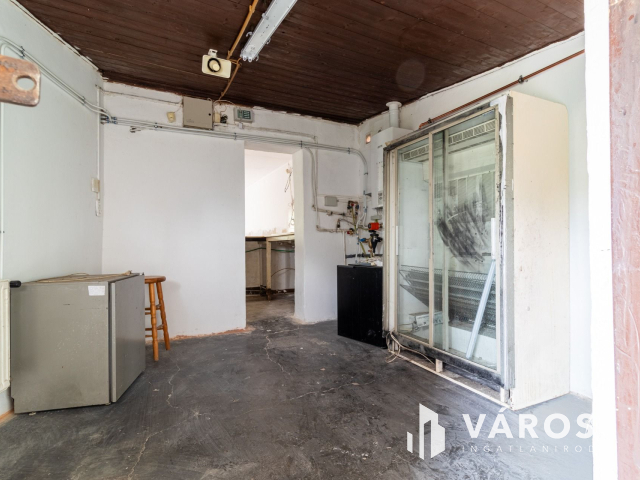 Eladó üzlethelyiség nagy telekkel Bicskén