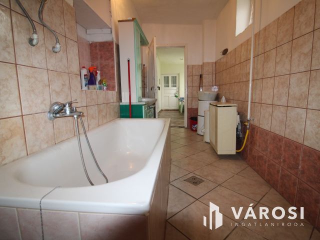 2 szobás ház Kunágotán, nagy telekkel.