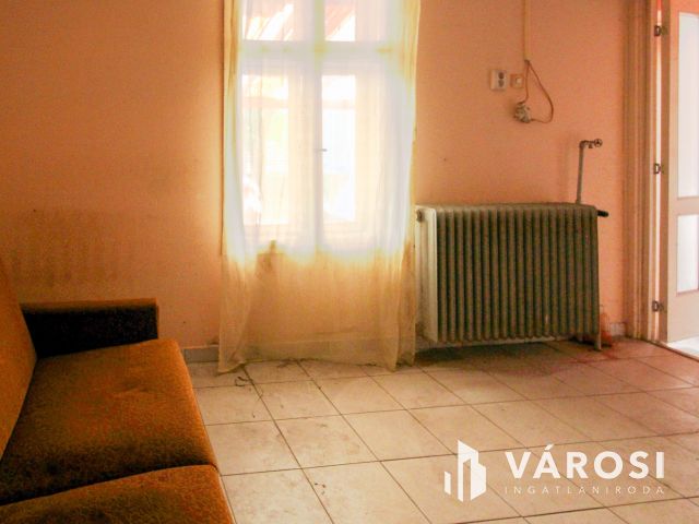 130 nm-es tégla ház több melléképülettel