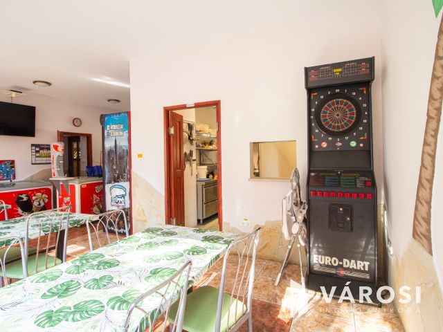 Étterem, egy Termálfürdő bejáratánál