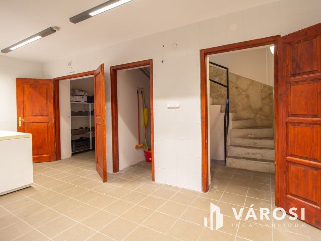 Étterem, egy Termálfürdő bejáratánál