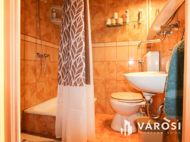 „Vállalkozása és családi háza egy helyen Bajnán.”