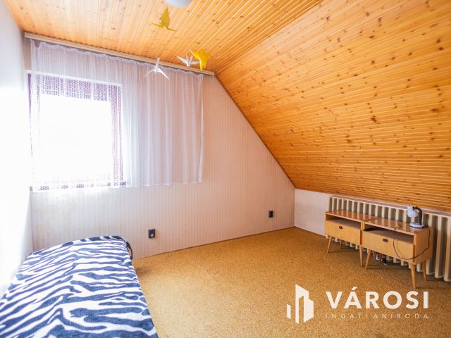 Jó szerkezetű kétgenerációs ház a Fürdőövezetben