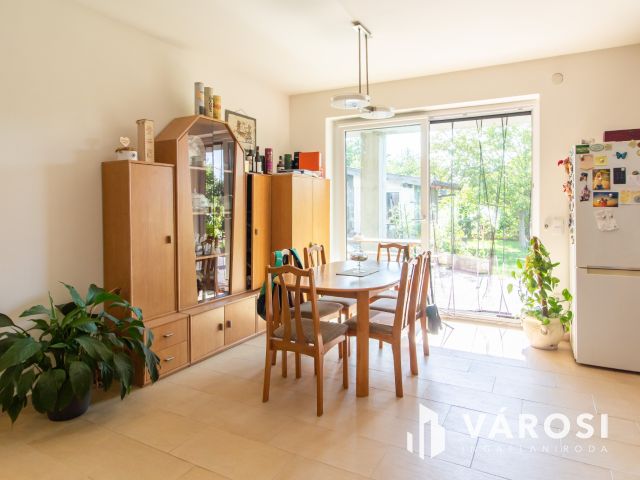 Tágas terek, nagy kerttel, jó helyen