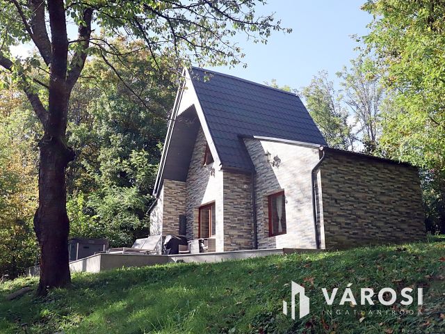 Mátrai kis faluban intim házikó eladó!