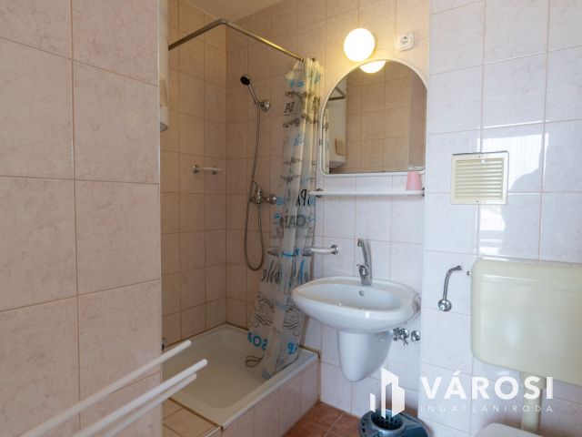 Panorámás nyaraló karnyújtásnyira az Aranyparttól