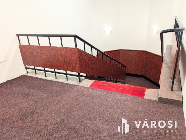 Belvárosi  2 szintes üzlethelyiség kiadó!