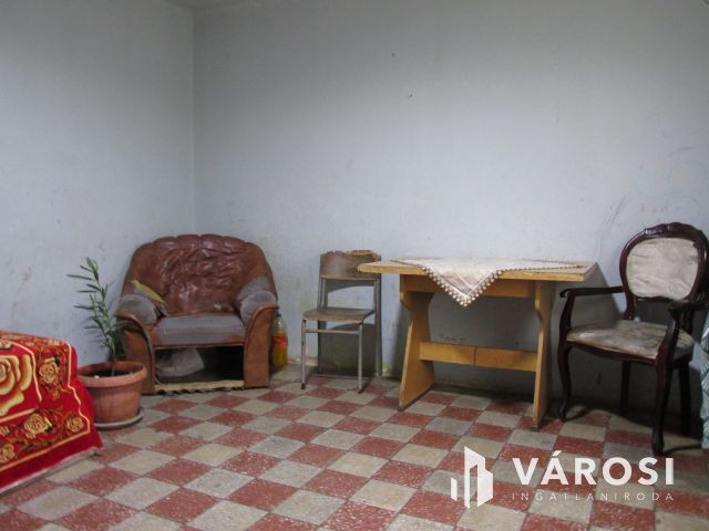 Egy ingatlan két lakrésszel csendes helyen