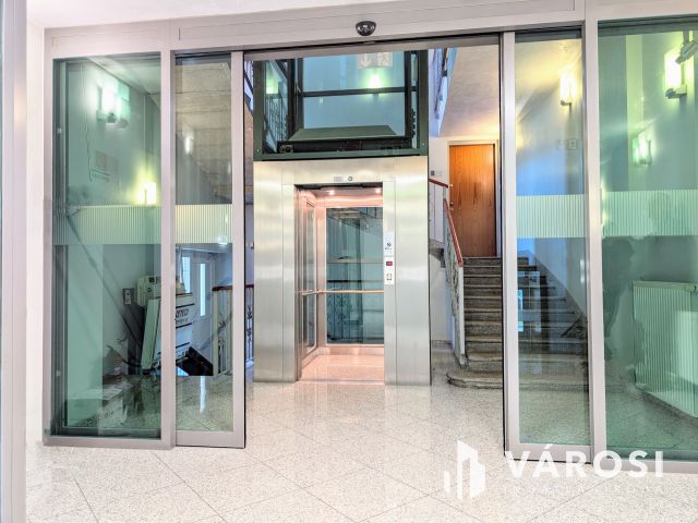 Békéscsaba szívében történelmi épület számtalan lehetőséggel