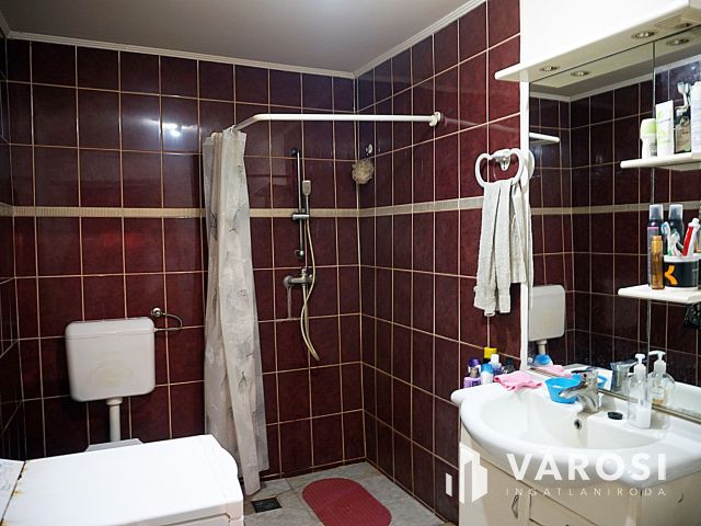 Részben felújított családi ház eladó!