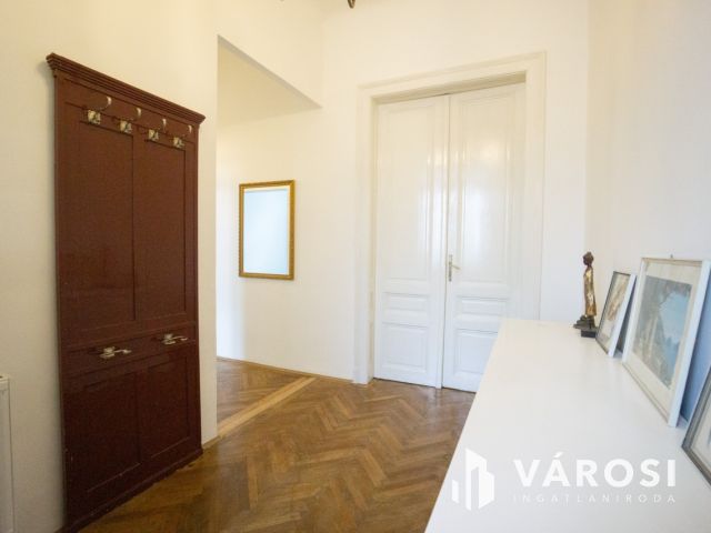 Nagypolgári villa jellegű ház, két önálló lakással