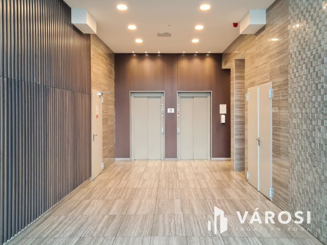 Eladó, lifthez közeli teremgarázs beálló a Trinity Teraszban