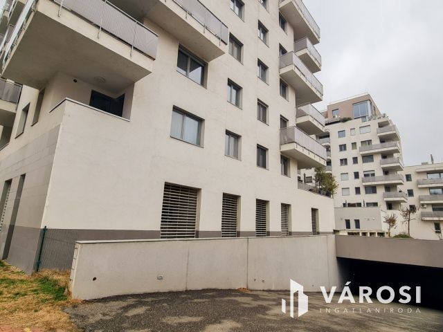 Eladó, lifthez közeli teremgarázs beálló a Trinity Teraszban