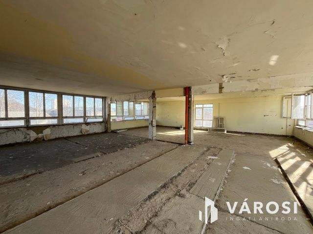 Debrecen kiemelt ipari részén, telephely, irodaház eladó!