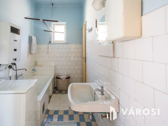 Masszív szerkezetű kétgenerációs ház nagy telekkel