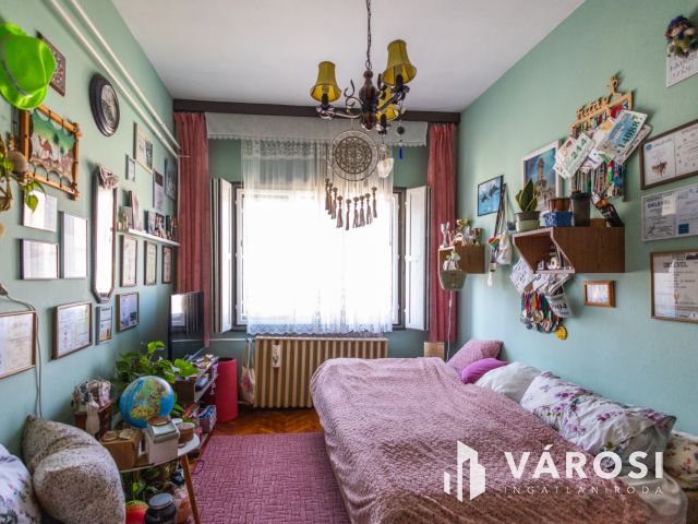 Masszív szerkezetű kétgenerációs ház nagy telekkel