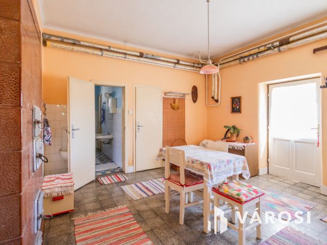 Masszív szerkezetű kétgenerációs ház nagy telekkel