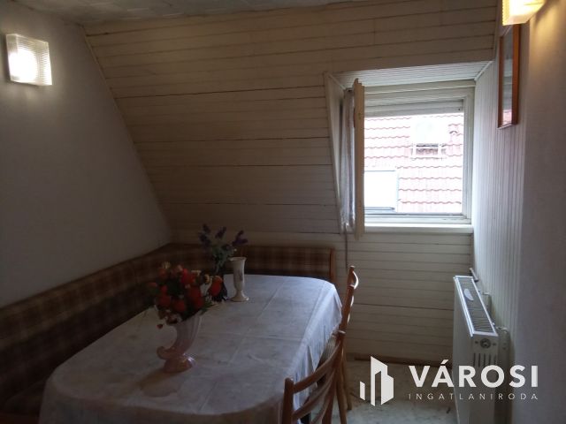 Kirakatos üzlethelyiség Sárvár belvárosában