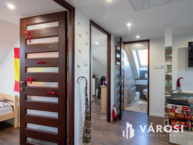 Fiatalos, teljesen felújított családi ház Tokodon