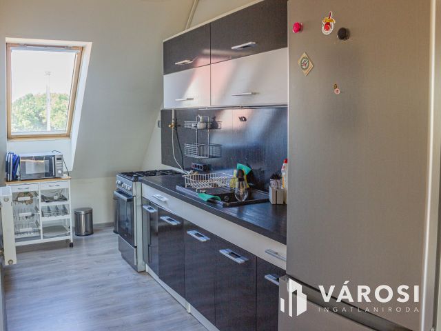 Belváros peremén fényárban úszó 2 fürdős