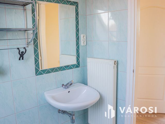 Belváros peremén fényárban úszó 2 fürdős