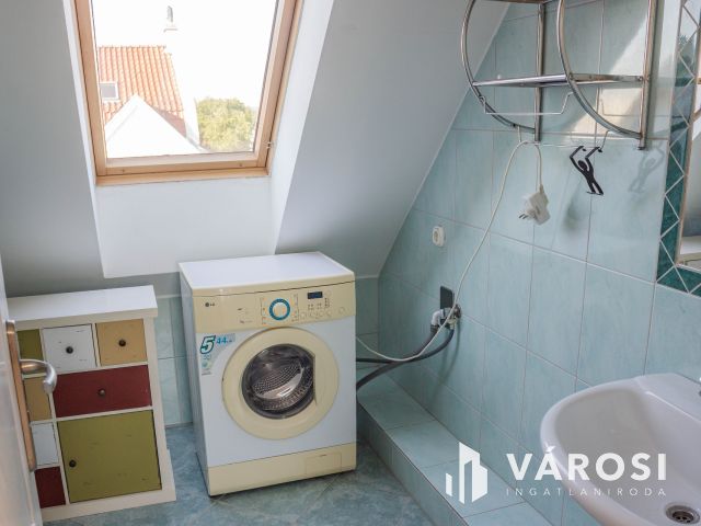 Belváros peremén fényárban úszó 2 fürdős