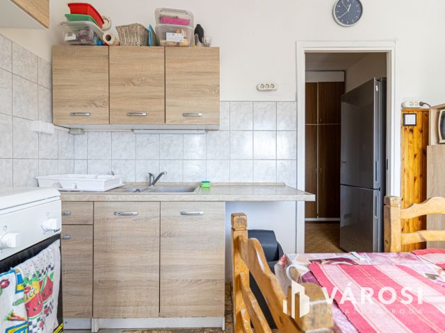 1+2 fészobás részben felújított lakás a Nyár utcában!